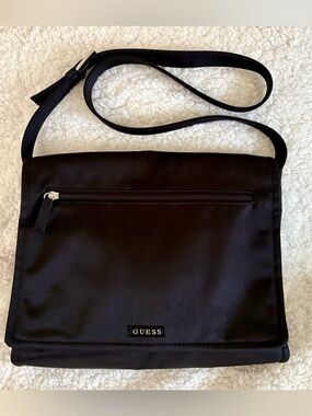 Guess crossbody/shoulder messenger style bag